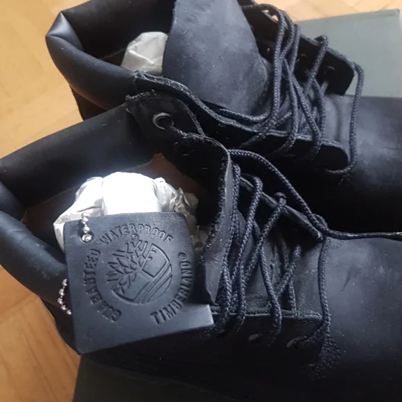 Kids gently used black timberland boot - Picture 3 of 5